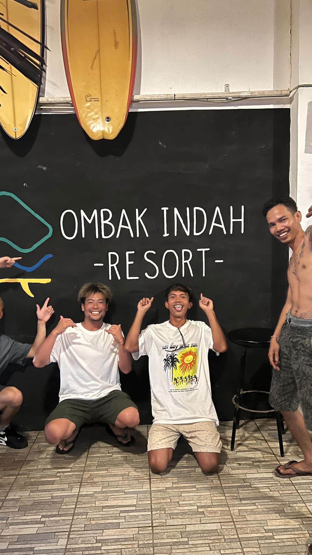 稲葉玲王のインスタグラム：「Bagus time in Krui🍺🇮🇩 Thank you @ombakindahresort and the Local boys for the Fun time🙌🙏」