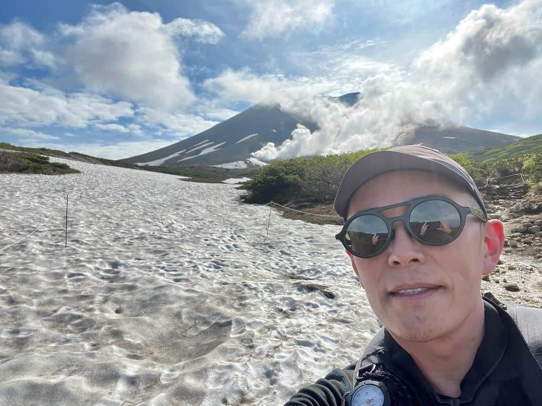 ピカ子のインスタグラム：「山の投稿ばかりでスミマセン🙇‍♂️ 朝5時に0合目から入山、初夏に残雪を歩き北海道の屋根へ。 楽しい山行となりますた^ ^」