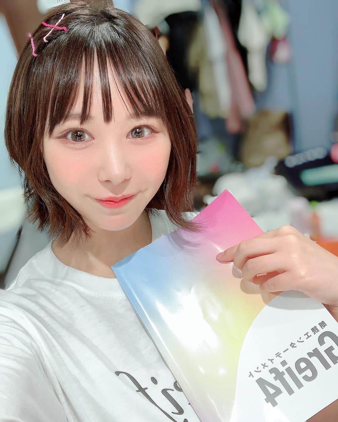 のインスタグラム：「ついに始まります…Greif4！✨ 　　　　 私の役のイメージカラーはピンクなので ピンクのピンをつけてみました🎀💕 　　　　 最初と最後にライブシーンがあるよ！ いっしょに盛り上げてね( ु ›ω‹ ) ु 　　　 当日受付もしてるので是非☺️💓 いってきまーす！！！」