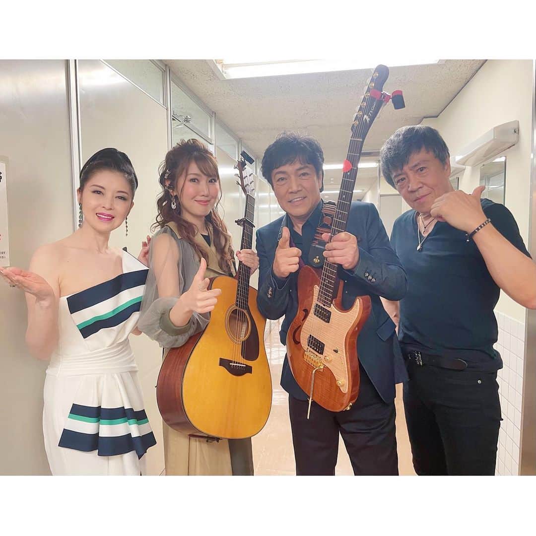 おかゆのインスタグラム：「🎼🐶🎶🎸💫🌈  昨日は最高に幸せなお誕生日となりました🎂 沢山のお祝いリプやメッセージなども 本当に有難うございます🐶♬ 皆さんのお陰で更に素敵な一年になりそう🤩🌈 一つ年を重ねた私も宜しくお願いします🍦🤗  さて！NHK総合「#うたコン」 豪華出演者の皆様との夢の４ショット…😭🎸  #野口五郎 さん、#世良公則 さん、#藤あや子 さん🎼🔥  野口五郎さんとはメジャーデビュー日が同じ5月1日で 勝手にご縁を感じています🎸歌声はもちろん、 華麗なエレキの演奏も痺れっぱなしでした😭⚡️ 初めてご一緒しました世良公則さん！😎熱い歌声、 演奏、カッコ良いパフォーマンスにも釘付け…🤩😎🎸 6月21日は藤あや子さんのデビュー記念日！ あや子さん、おめでとうございます🐈‍⬛㊗️お衣装も素敵で 美しく艶やかな歌声、お姿にドキドキでした🥰  音楽の時代を築き上げて来られた 憧れの歌手の大先輩方とご一緒出来て 光栄です😭😭😭💫 とっても素敵な笑顔で 貴重なオフショット頂きました☺️📸 家宝にします🥲✨ 温かいひと時を本当にありがとうございました🙏🏻🌈  (野口五郎さんがゲッチュ〜ポーズ！😭 感謝です👉🏻💫)  これからも先輩方の背中を追いかけたい。  #NHK総合 #豪華出演者の皆様 #憧れの先輩方 #感謝 #女になって出直せよ #燃えろいい女  #時代おくれのrocknrollband #鳥」