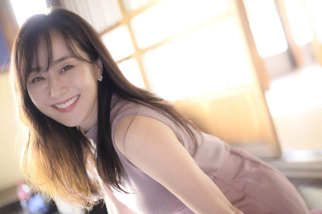 村上麻衣のインスタグラム：「#無加工写真 シリーズ。  先日、 「まいちゃんは「陽」しかないの。 今日も会った時から、 「陽」のハッピーなオーラで、楽しい気持ちになるの」 と人に言われて、 とても嬉しい気持ちになりました🫧✨  もちろんたまには笑えない日もあるけど😅、  そんなふうに人には思ってもらえるように あり続けたいです。  #笑う門には福来る  ニコニコでねー。  . .  #無加工 #無加工pic #笑顔 #ポートレート#ポートレート撮影 #unedited #unfiltered #portrait #smile#asianmodel」