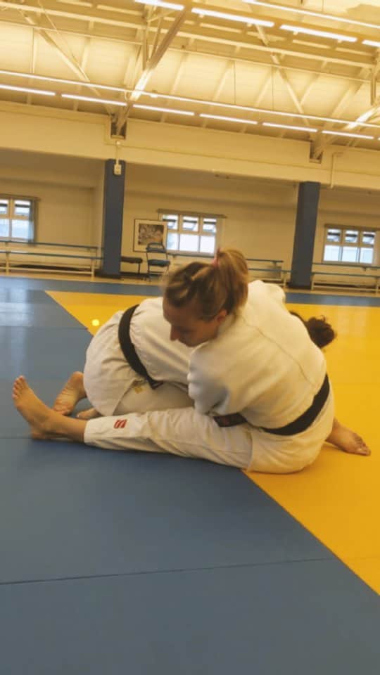マルティ・マロイのインスタグラム：「Get yourself a go-to technique for every position that is: 1️⃣ Fast  2️⃣ Simple 3️⃣ Effective Don't got one? Take my #kickstand roll! I use this any time an opponent drops in front of me, typically after a blocked #ouchigari. #Protip: Lean on their back with your chest as you slide your knee up to close the space. 🌌  . #Uke extroidinaire: @neenz671」