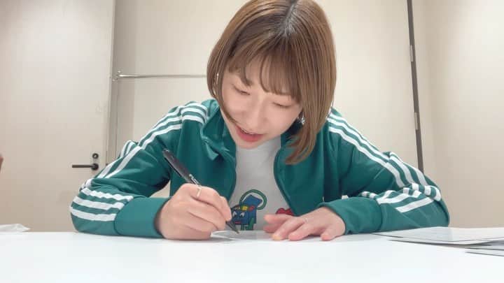 関取花のインスタグラム：「サイン第一陣3000枚書き終えました👏  CDを買って音楽を聴くって、もはや当たり前のことではないのだ。感謝は泥臭く伝えていきたい。腕は痛い。  #また会いましたね #関取花」