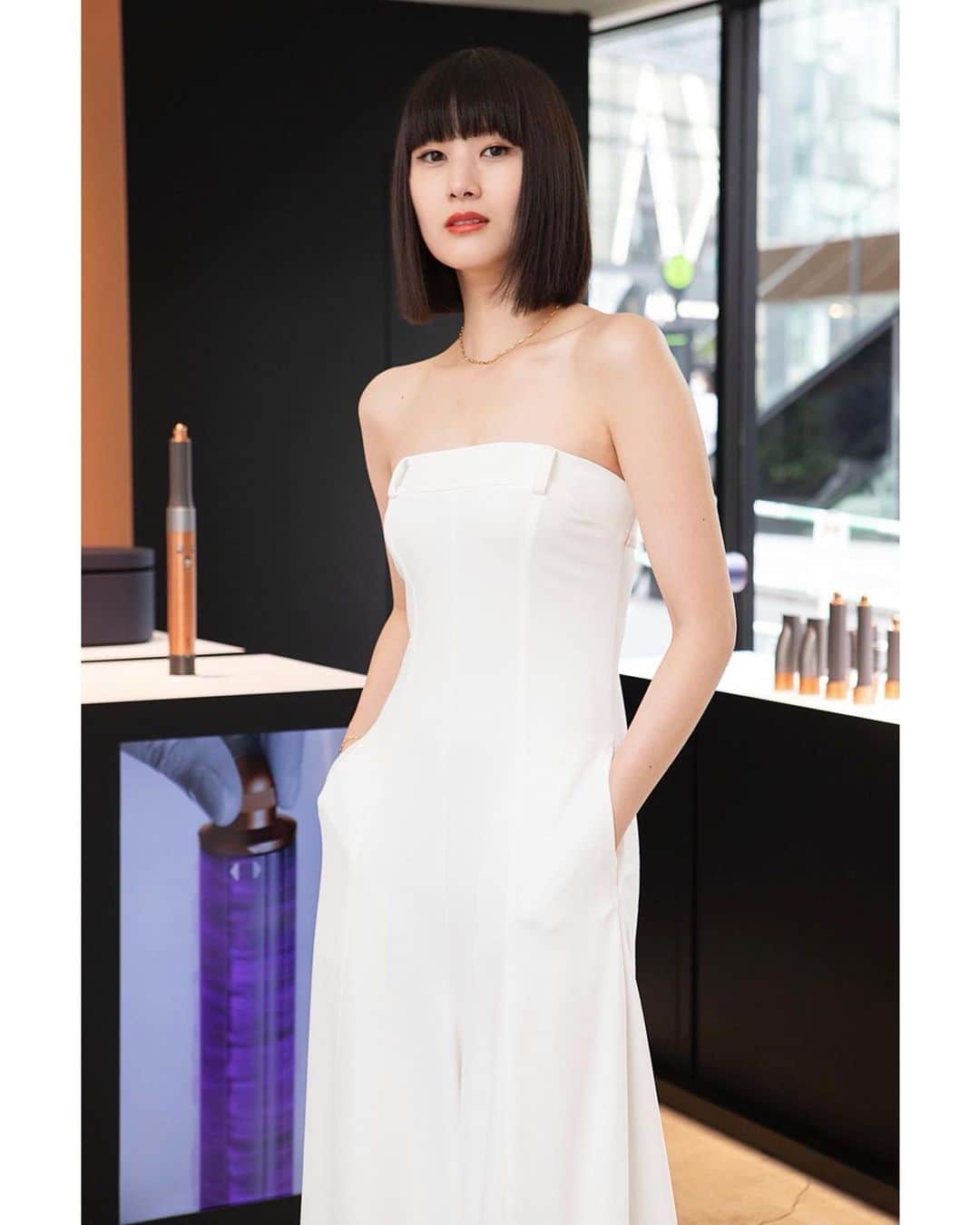 新井貴子のインスタグラム：「ダイソンヘアケア製品のpopup”Dyson Hair Beauty Station" に参加してきました🕊  バージョンアップした新ダイソン エアラップマルチスタイラーは、髪の表面をツヤツヤに仕上げてくれるアタッチメントがセットに。  ほんの一瞬で髪のツヤがアップするスタイリングのコツも教えてもらいました✨  #ダイソンビューティー　 #ダイソンエアラップ　 #PR  @dysonhair_jp」
