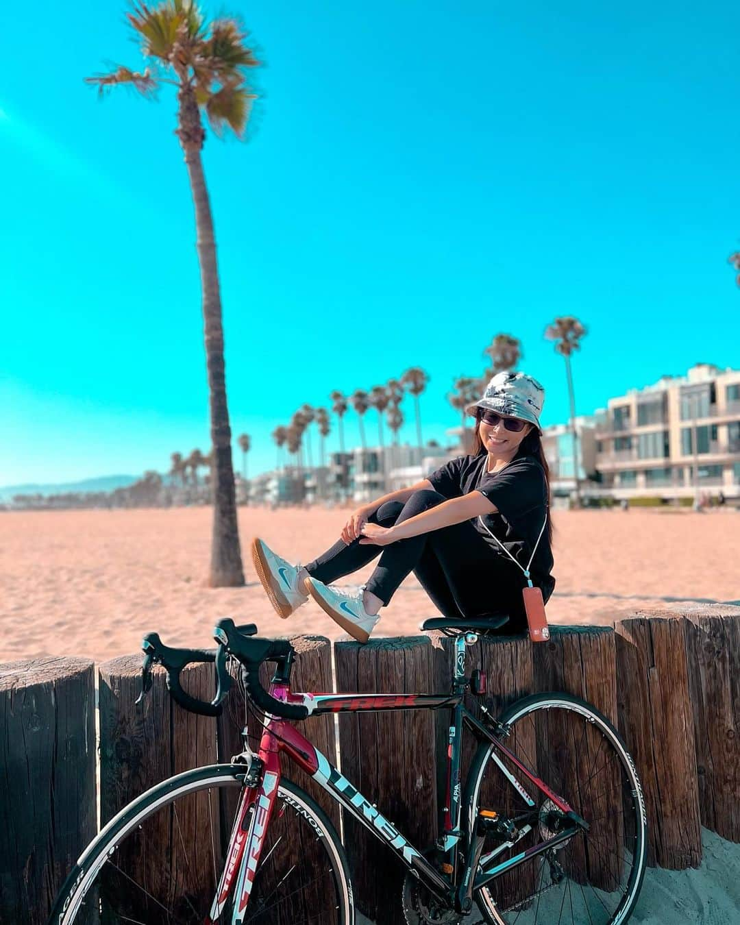 小嶋彩乃のインスタグラム：「We finally get to the beach after 20min biking, and…  🙋‍♀️”Let’s grab something to drink and enjoy chilling on the beach!”  💁‍♂️”Sounds good! well… I didn’t bring my wallet, you?”  🙍‍♀️”No, i thought you have it!”  🤦‍♂️🤦‍♀️….. lol  わくわくで自転車でビーチまで来て、さぁ冷たいアイスかドリンクを飲もう〜って思った時に、2人とも財布を持ってきてないことが発覚したときの絶望感😂しかも自転車で簡単には帰れないwお互いどっちかが持ってるだろうはダメですね☝️Apple Pay入れとこ〜っと🤣 #losangeles #california #beachlife #bikeride #cycling #bluesky #outdoors #アメリカ生活 #サイクリング #夫婦あるある」