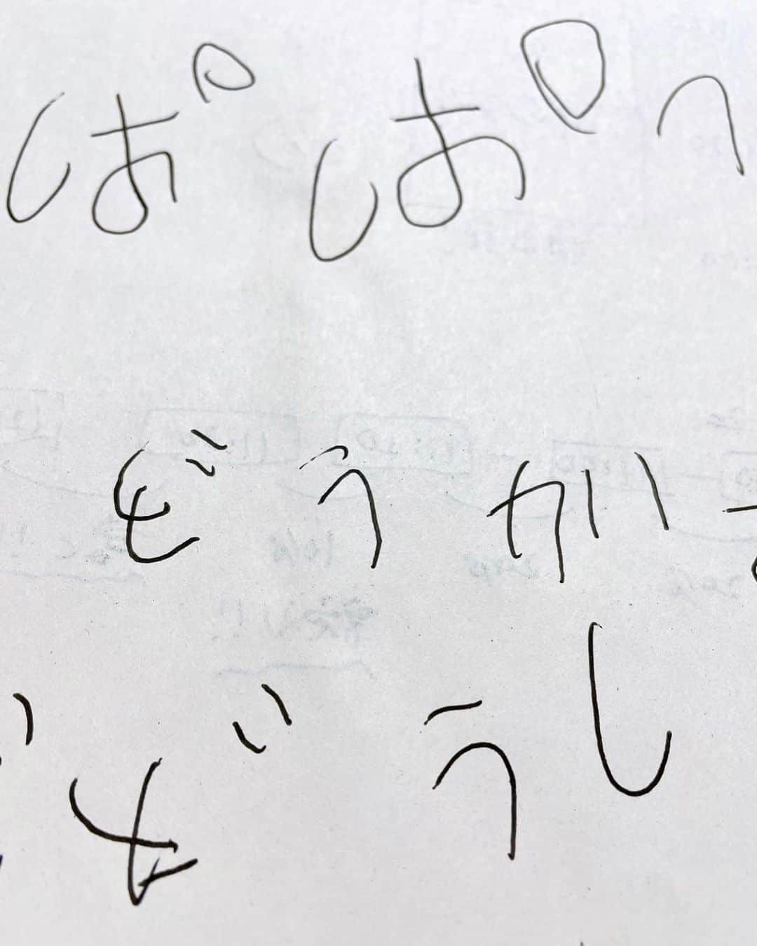 松尾依里佳さんのインスタグラム写真 - (松尾依里佳Instagram)「娘がひとりで一生懸命ペンを走らせていて、初めてパパにお手紙を書いていました！ 微笑ましく思った私はのぞきこんで…思わず笑いをこらえました  「ぱぱへ  　どうがを どうしても みたいのです」  ポケモンね🤣あとで渡そうね🤣  #まつおさんちの子育て  #娘 #4歳 #ひらがな書けるようになったね #つたえよう #その想い🤣」6月22日 16時13分 - erika.matsuo