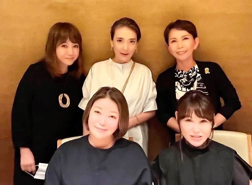 西川史子さんのインスタグラム写真 - (西川史子Instagram)「女医会。 高須英津子先生、大野由実先生、田中亜希子先生、松波周子先生と食事会でした😊 超有名な先生ばかりで、嬉しくも、緊張しました。 沢山の修羅場を乗り越えて、患者さんの辛さや苦しみに寄り添ってこられただけに、お優しいです💕技術だけでなく、人格的にも素晴らしい先生方です。今の私を全力で励ましてくださいました。 帰り道、医者になって、ご一緒できて、本当に良かったと心から思いました。 #紀尾井町三谷 #女医会 #尊敬でしかない #高須英津子 先生 #大野由実 先生 #田中亜希子 先生 #松波周子 先生」6月22日 16時36分 - dr.ayako_nishikawa