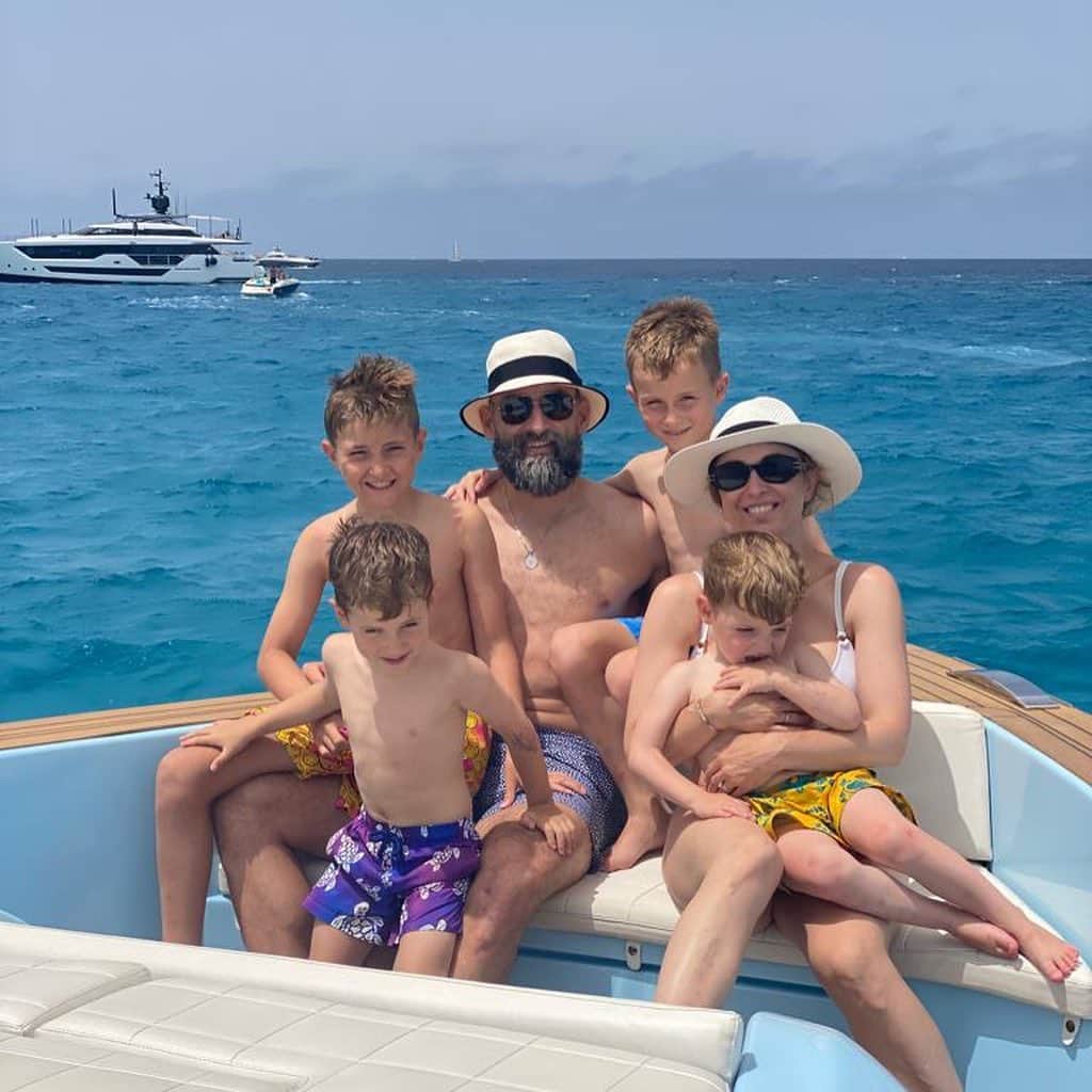 ミル・ジェディナクのインスタグラム：「Happy Birthday to our no.1  We love you millions!! ❤️  all your boys 😘🥳🎂💃🏼🍾」