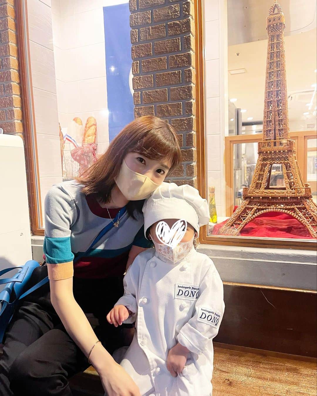 小林真由のインスタグラム：「この間行ったキッザニア👩🏼‍🔬 楽しかったみたいで未だに次何しようかと考え込んでる様子です🥹 ⁡ 初のキッザニアはなかなか容量良く回るのが難しくて、親への課題ばかりだった..🥲　 色んな職業がある中、歯医者さんと消防士さんは絶対にしたい！と譲らなかったり、新しいところに行くとまた子どもの好みや個性も発見できて親も楽しい！とわくわくしました♡ ⁡ ⁡ ⁡ #ファッション #コーデ #ママコーデ #女の子ママ #男の子ママ #ママライフ #コーディネート #3歳 #1歳 #ベビー #二人育児 #キッザニア」