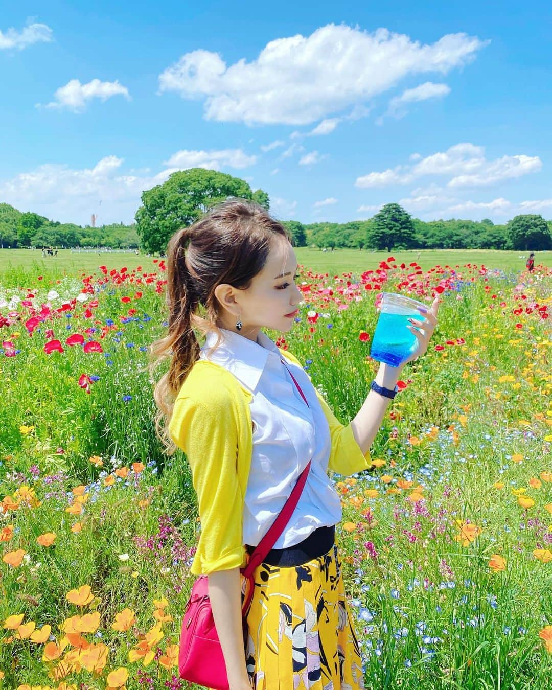 桜ゆみさんのインスタグラム写真 - (桜ゆみInstagram)「. お花畑コーデが難しくて😆💦 結局大好きなイエローコーデ💛🧡 ネモフィラソーダ、甘々でしたがかわいかった💕  . #国営昭和記念公園 #昭和記念公園 #昭和記念公園ネモフィラ #ネモフィラ畑 #どこでもドア #ネモフィラソーダ #花畑コーデ #イエローコーデ #おでかけコーデ #おさんぽコーデ」6月22日 22時30分 - yumi.sakura1111