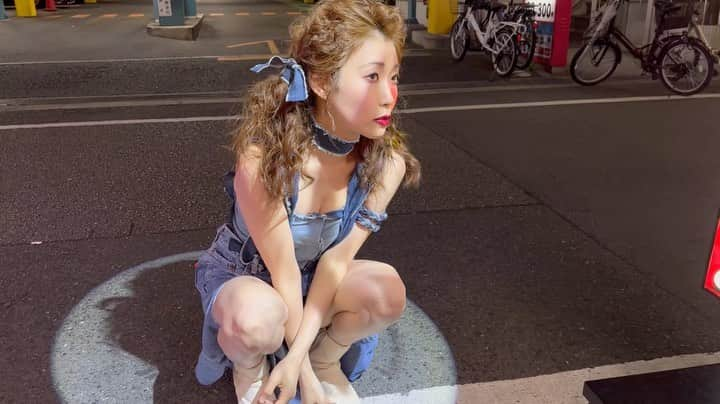 青山郁代のインスタグラム：「5月末の大阪・ミナミでの撮影風景。  このヘアスタイル地毛でできたくらい髪長かったんだよなぁ。  @kana_sta   #岡田佳那子 カメラマンの世界  “lost in the night street”  Photo :Kanako Okada  produce: Kanako Okada hairmake:Kana Mishiro  Photoはまた載せます📸  関西人だけで大阪での撮影だったから、関西弁になってる☺️」