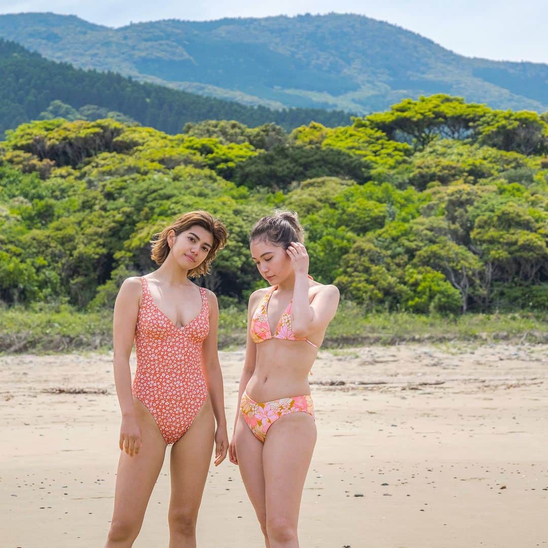 BillabongWomensJapanのインスタグラム：「太陽の降り注ぐ昼間のビーチでサーフィンをしたり、ビーチでChillしたり、友達と過ごす時間は至福のとき...  ビキニは海に入るときにだけに身につけるものじゃなく、毎日の生活におけるすべての瞬間をビキニと共に…  #ABikiniKindaLife  Model… @reyla_m25 , @ami_angel Photo… @nachos.san Hair & Makeup… @aiaiaiai.i Direction… @wavy_surf_commune」