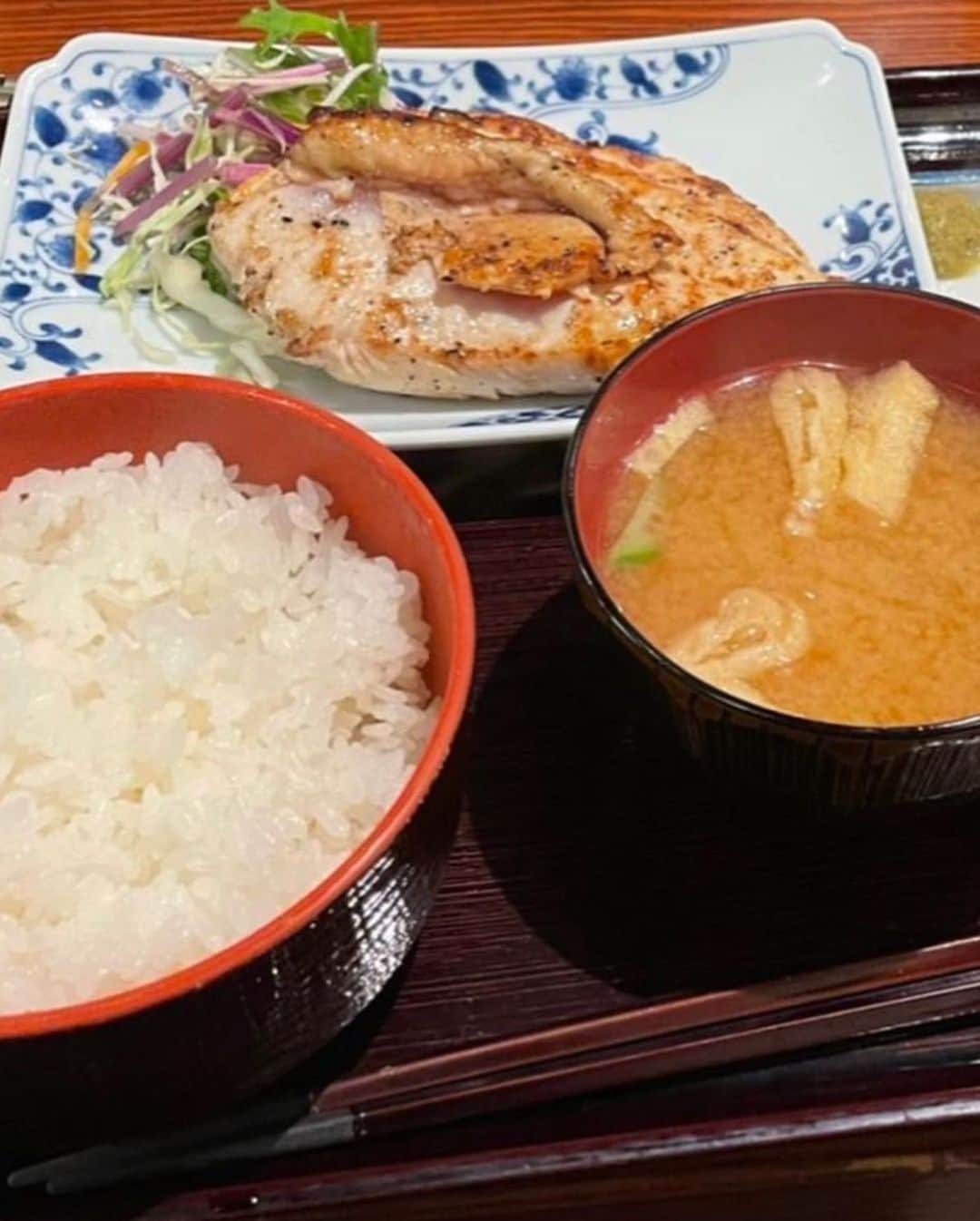 七海ティナさんのインスタグラム写真 - (七海ティナInstagram)「過食からの克服は完全に食事でした。 (おそらくパニック障害も鬱病も。)  1日アイス30個、ケーキワンホール 止まらない甘い物。 しょっぱい物をチェイサーに また甘い物。  食べたいから、お腹が空いたから食べる  のではなく、満たしたいから食べる。 満足いかないから詰め込む。  地獄の半年 摂食障害15年目の中で1番苦しい半年でした。 . . . . . . . そんな私  今は過食していません。 . . . . . .  回復方法  それは【食べること】でした。  (まゆつば〜) . . . .  この世で1番避けたい、大嫌いな 食べる事が回復に繋がるなんて 意味不明わけわかめラーメンでしたよ。  ポテチ！チョコ！ピザ！菓子パン！ は当たり前に身体に宜しくないですが 【砂糖断ち】をして お米を食べて、定食食べて 日本人の古き良き和食 みたいな生活を頑張って続けたところ １ヶ月経ったあたりから それが普通になり、驚くほど食欲が安定しました。  長いこと摂食障害を経験し 繰り返し続け 食べ物に感謝することなく 詰め込んでいたけど 今は美味しくご飯を頂けております。  もし、いま苦しんでいて 治したいと本気で思うのであれば 定食、食べてみてください。 そして続けてみてください。  必ず良くなる。  最初は当たり前に体重は増えます。  水も今まで飲んでいなかった人が 2リットル飲めばええんや！ よし！飲んだろ！  と摂取すれば当たり前に増えます。  でも最初だけです。 身体は賢いですよ。  絶対大丈夫だから。  でも～ とかやらない理由を見つけるより 1度やってみよ。ね。  大丈夫だから。  #摂食障害#パニック障害#鬱病#摂食障害克服中#過食症#拒食症 #食事改善 #お米パワー #お米生活 #定食最強」6月22日 17時44分 - tinaaaa1208