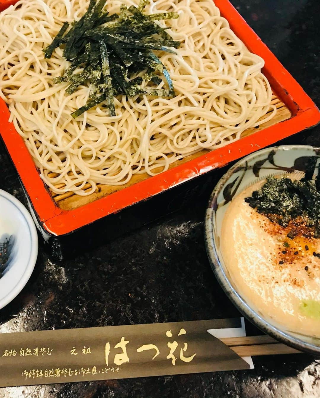 七海ティナさんのインスタグラム写真 - (七海ティナInstagram)「過食からの克服は完全に食事でした。 (おそらくパニック障害も鬱病も。)  1日アイス30個、ケーキワンホール 止まらない甘い物。 しょっぱい物をチェイサーに また甘い物。  食べたいから、お腹が空いたから食べる  のではなく、満たしたいから食べる。 満足いかないから詰め込む。  地獄の半年 摂食障害15年目の中で1番苦しい半年でした。 . . . . . . . そんな私  今は過食していません。 . . . . . .  回復方法  それは【食べること】でした。  (まゆつば〜) . . . .  この世で1番避けたい、大嫌いな 食べる事が回復に繋がるなんて 意味不明わけわかめラーメンでしたよ。  ポテチ！チョコ！ピザ！菓子パン！ は当たり前に身体に宜しくないですが 【砂糖断ち】をして お米を食べて、定食食べて 日本人の古き良き和食 みたいな生活を頑張って続けたところ １ヶ月経ったあたりから それが普通になり、驚くほど食欲が安定しました。  長いこと摂食障害を経験し 繰り返し続け 食べ物に感謝することなく 詰め込んでいたけど 今は美味しくご飯を頂けております。  もし、いま苦しんでいて 治したいと本気で思うのであれば 定食、食べてみてください。 そして続けてみてください。  必ず良くなる。  最初は当たり前に体重は増えます。  水も今まで飲んでいなかった人が 2リットル飲めばええんや！ よし！飲んだろ！  と摂取すれば当たり前に増えます。  でも最初だけです。 身体は賢いですよ。  絶対大丈夫だから。  でも～ とかやらない理由を見つけるより 1度やってみよ。ね。  大丈夫だから。  #摂食障害#パニック障害#鬱病#摂食障害克服中#過食症#拒食症 #食事改善 #お米パワー #お米生活 #定食最強」6月22日 17時44分 - tinaaaa1208