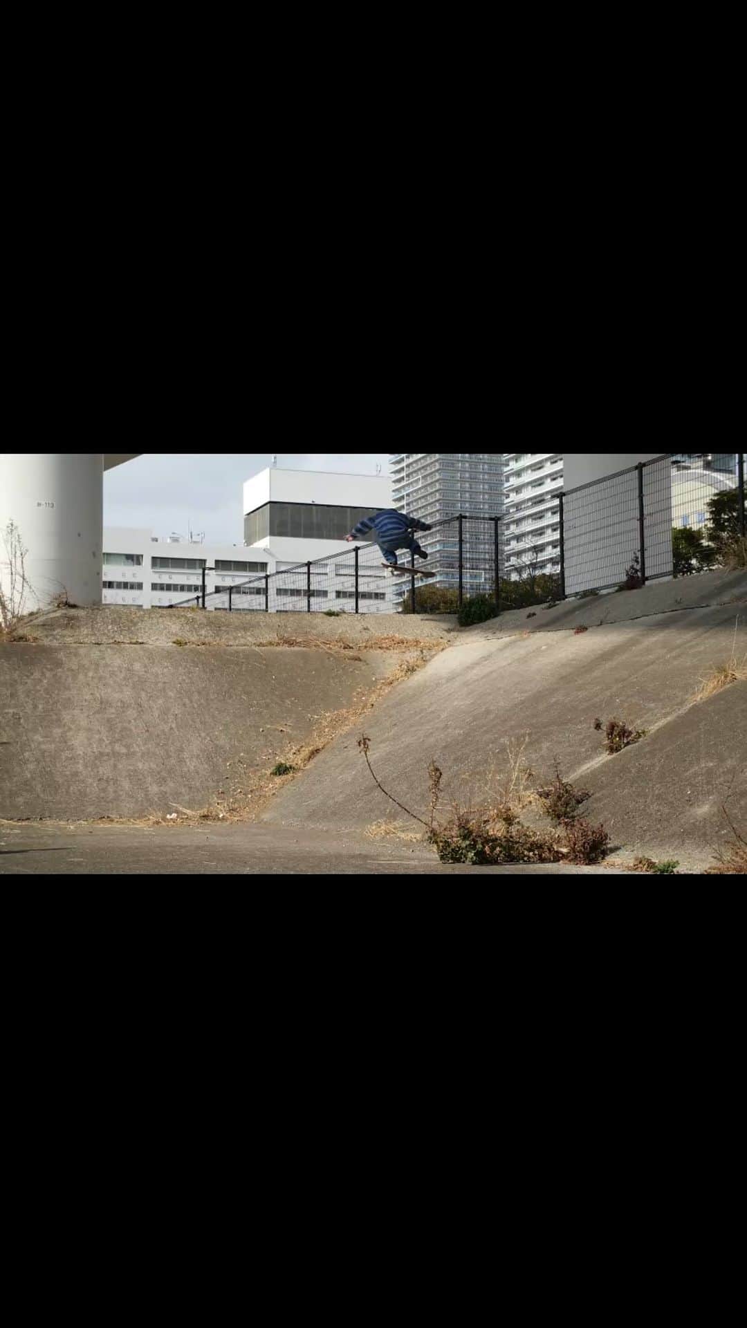 のインスタグラム：「🇯🇵Fakie front bigspin for @levis_japan  Shot by @hidelabmov   Full  https://youtu.be/hn7gVgv8FDU  @asics_sportstyle_jp @maxallureskateboards @acetrucks @spitfirewheels @grow.since2006 #asicsskateboarding #skatebording」