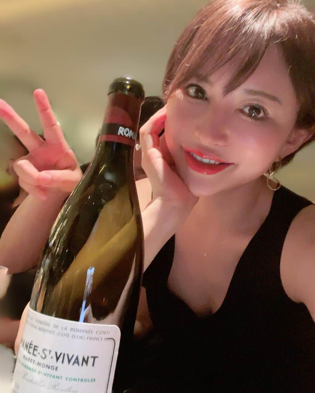 里美ゆりあのインスタグラム：「美味しい赤ワイン🍷飲めるのは幸せです( ´˘` )  #里美ゆりあ #drc」