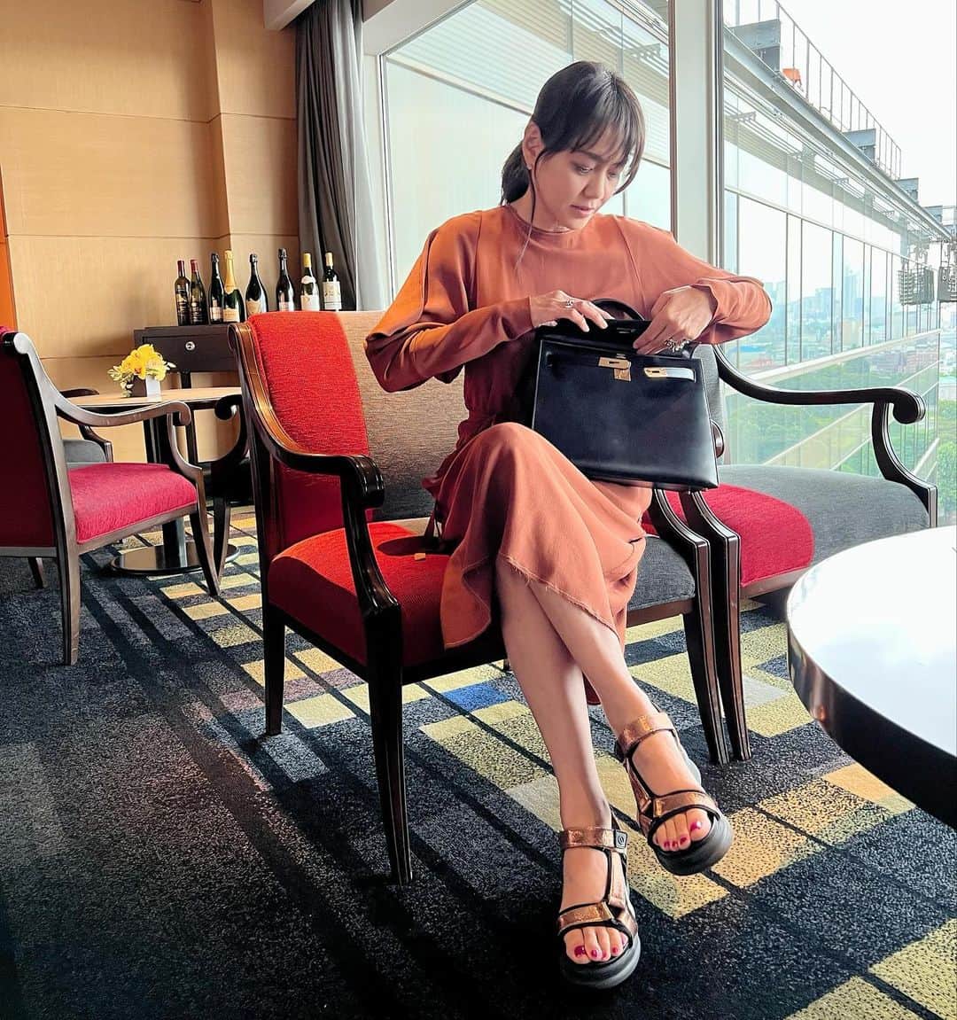 のインスタグラム：「今日はホテルランチ  #ブロンズの #マエノリコンクリートサンダル　@noname.japan  ブロンズはソールがブラックだから大人っぽく きれいめコーデにもOK👍  #ニューオータニ　の #大観苑　へ 食べておしゃべりに夢中で デザートしか写真は無し #satsuki の #プリン🍮 #マンゴーゼリー🥭 美味しかった💕 息子にもお土産☺️  ニューオータニの車寄せ 昭和から変わらずの風景 回転レストラン 今は回らないけど… 行ってみたいな」