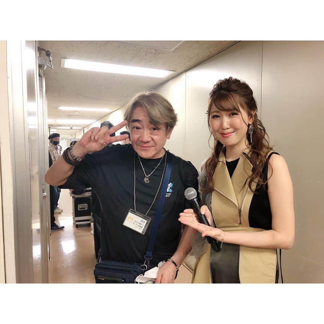 おかゆのインスタグラム：「🎼🐶🎩🎶🎸💫🌈  NHK総合「#うたコン」オフショット👌🏻🌈  憧れのギタリスト！#野村義男 さん🎸 とても気さくに眩しい笑顔で お写真を撮って下さいました📸 こちらも家宝です！🎪▶︎◀🚪🎩🪄︎  お疲れの所、本当に ありがとうございました🙏🏻✨  #ギタリスト #レジェンド #感謝 #okayu」