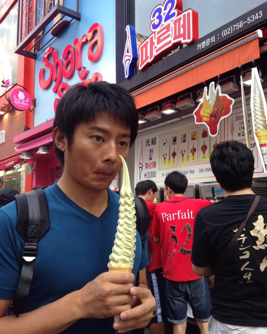 北條瑛祐のインスタグラム：「🍦  これより長いソフトクリームに8年間出会えてない  #ソフトクリーム  #アイスクリーム  #奥の人のTシャツ癖強め」