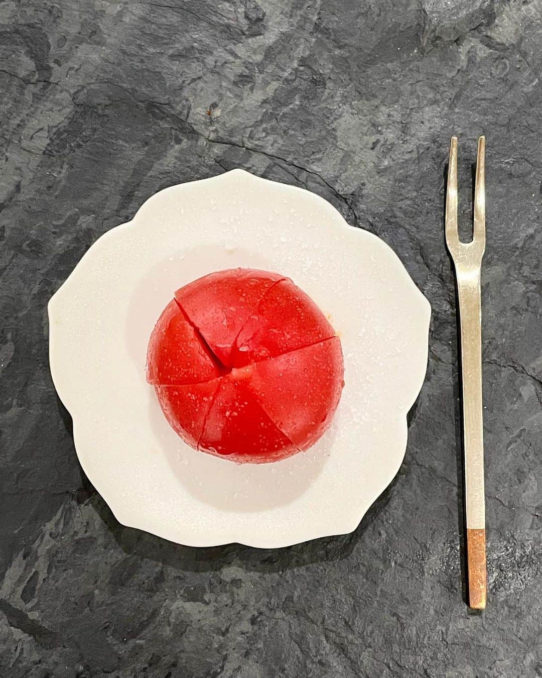 松井美緒さんのインスタグラム写真 - (松井美緒Instagram)「…真っ赤な 甘いフルーツトマト🍅  切ってバラさないで そのまま豆皿にちょこんとのせれば 美しい一品に。  赤土や白土もすきだけど 洗練された磁器の器も好きです。  美しい。  .  #器好き #豆皿   .」6月22日 18時24分 - mio.matsui