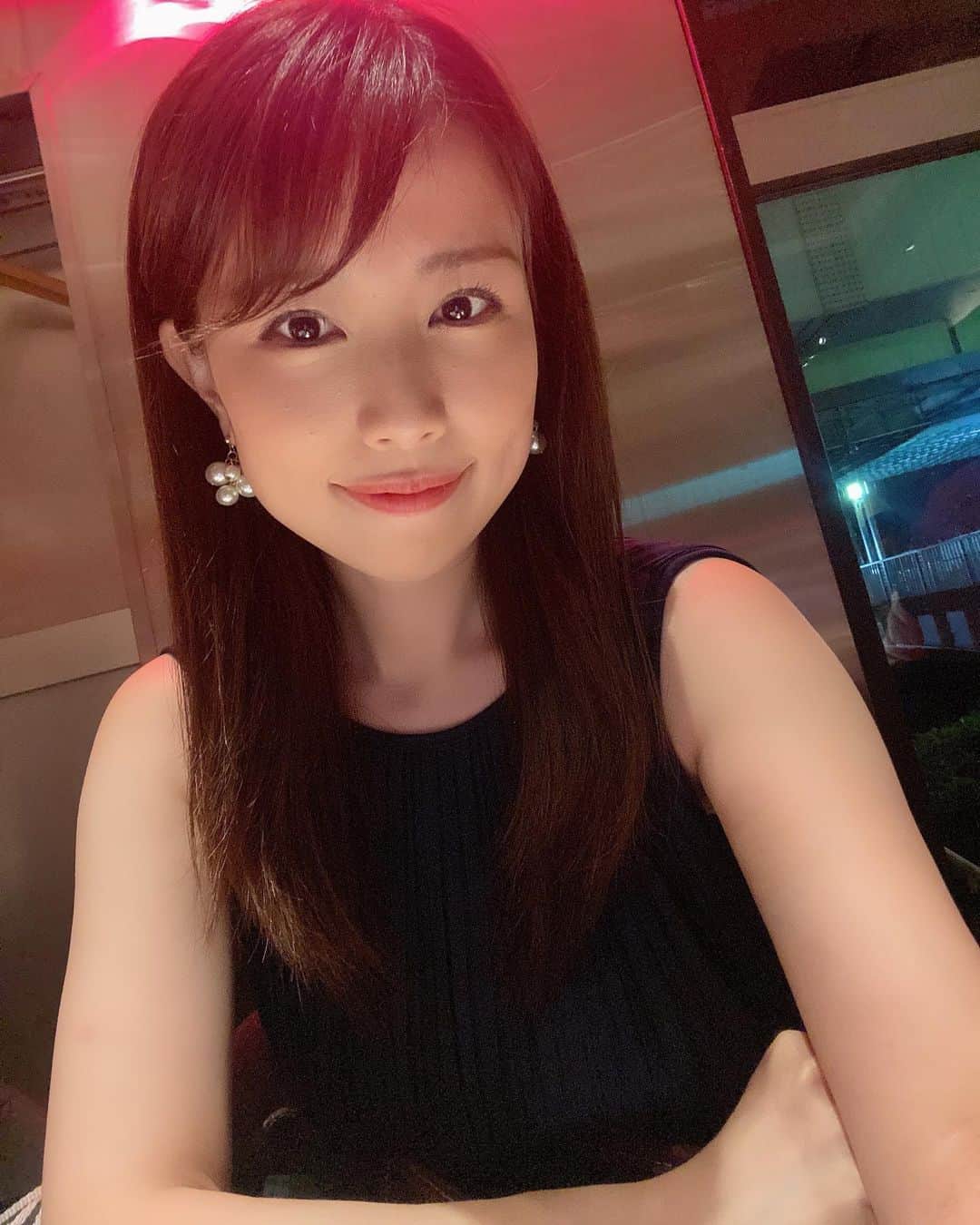 のインスタグラム：「ノースリーブデビューしました！  むし暑いね💦  #夏  #夏服コーデ  #仕事終わり  #summer  #むしさされ #ユニクロ  #ユニクロコーデ #ノースリーブ  #ノースリーブワンピース」