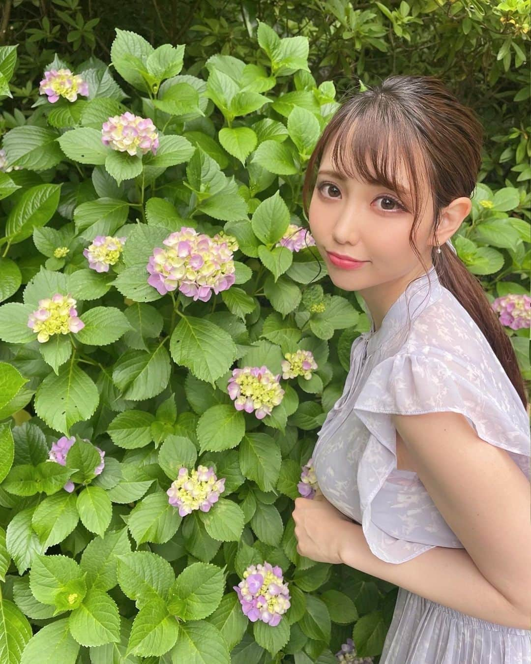 白石陽菜（桜井えりな）のインスタグラム：「梅雨だねー☂️ . 紫陽花が綺麗な季節✨」