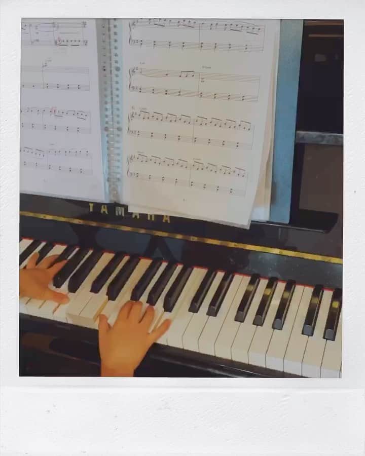 ジュジュのインスタグラム：「10月発表会に向けて...🎹🤍  "summer" 途中経過🫶  素人目には徐々にステップupしてる気がする🎵  最近ドッヂボール🏐に魂奪われがちな1年生だけど(🏠潰れそう...笑)  毎日必ず🎹は弾くんだよねー  長く楽しんで続けてくれる事を祈る♡🤲  #🎹歴9ヶ月」