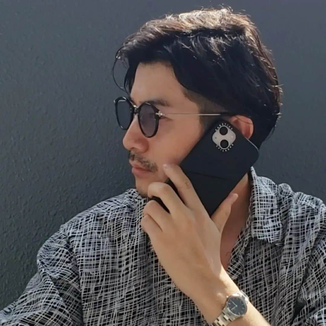 小堀正博のインスタグラム：「誕生日にスマホカバーを。 iPhone民になったことで、色んなカバーを楽しめるようになった。  今までずっと手帳型(理由①落とすと怖いから、理由②ICカードを入れるから)使ってたけど、思いきって手帳型じゃないものに。  これ、手帳型じゃないのに背面にちゃんとカード入れるとこあるから便利。  これ、ケースに合う首からかけるストラップもあるから落としにくく便利。  僕の思う手帳型じゃなきゃアカン理由をことごとく覆すやつなんでお気に入り。  @casetify_jp のやつ。   とりあえず落とさないことだけを願って34歳はこのカバーとiPhoneと共に生きていきます。  で、スマホカバーとスマホケース、どっちが正しい言い方なん？  @CASETiFY @CASETiFY_jp  #CASETiFY #ShowYourColors #小堀正博 #俳優 #梅田 #神戸 #大阪 #関西 #携帯カバー #iPhone #iPhone13 #スマホカバー #スマホケース」