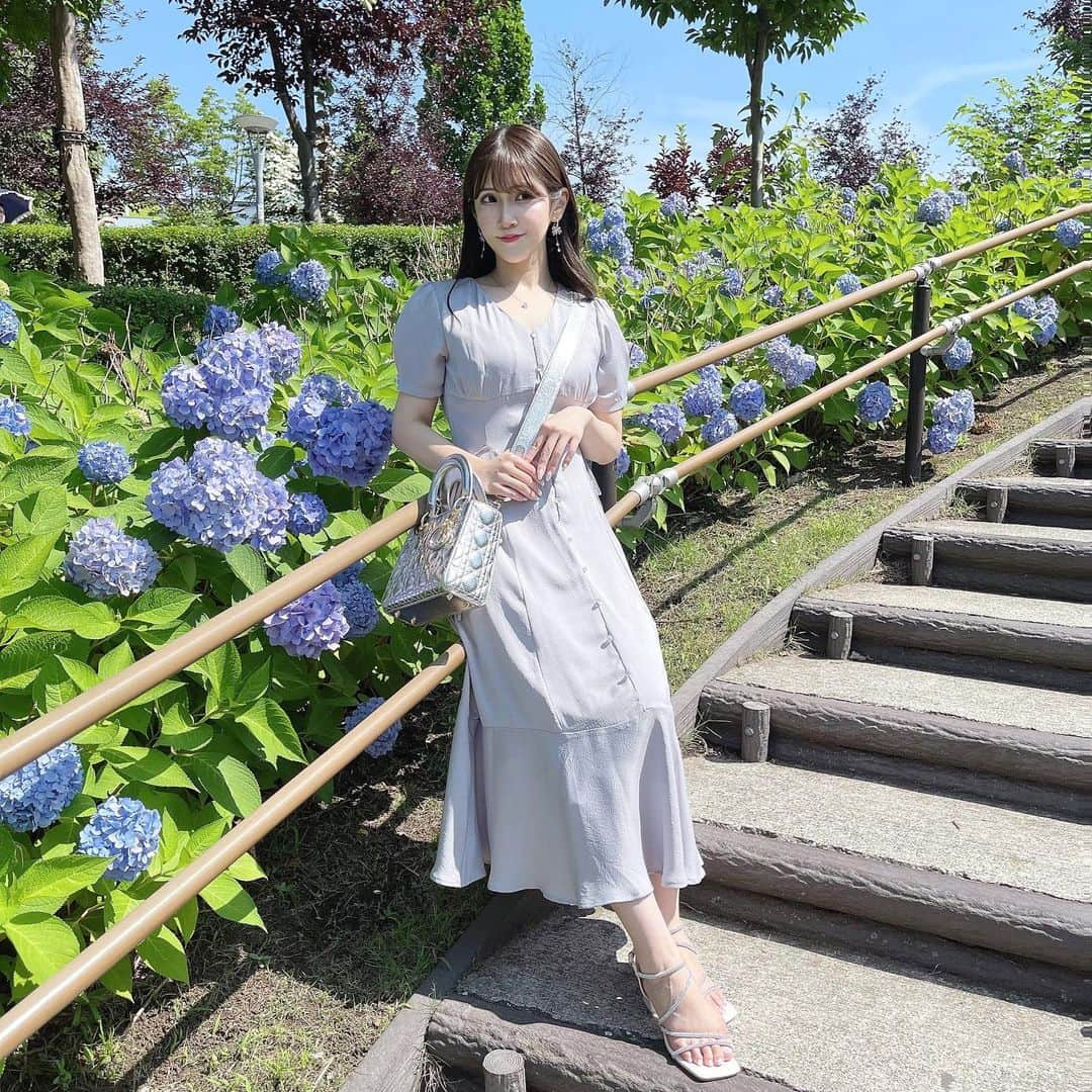 五十嵐茉優さんのインスタグラム写真 - (五十嵐茉優Instagram)「#まうしふく ☔️ ㅤ onepiece  #michellmacaron  bag  #dior  sandal  #shein  ㅤ この間、麻布十番にある @beauty_salon_happiness さんで 下半身の痩身マッサージを受けてきたよ🦵🏻 ㅤ とにかく足の浮腫みが凄くて いつも夕方になると足が痛くなっちゃうけど 痩身いったおかげかここ最近はかなり軽減してる😌 やっぱり定期的に行かなくては！って思った💭 ㅤ ㅤ #きょコ #いつコ #コーディネート #全身コーデ #夏コーデ #夏服コーデ #ワンピースコーデ #ブルベ夏 #骨格ウェーブ #158cmコーデ #シンボルプロムナード公園 #紫陽花 #麻布十番 #痩身エステ #エステ #リンパマッサージ」6月22日 19時36分 - mau08us