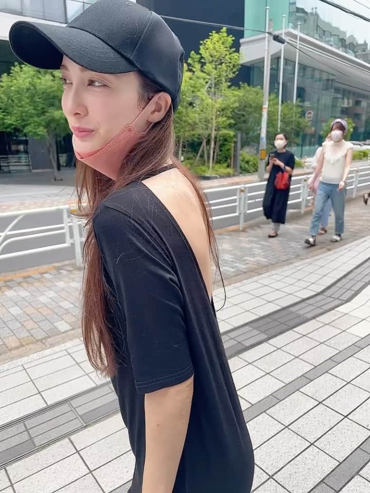 のインスタグラム：「this dress is my pajama. But its so comfy so Im now wearing it to everywhere😂  これパジャマなんですけど快適すぎてどこにでも着てる  うんうんって頷いてるのは動画もう止めていいよーの合図だったけどマネージャーさん気づいてない😇笑」