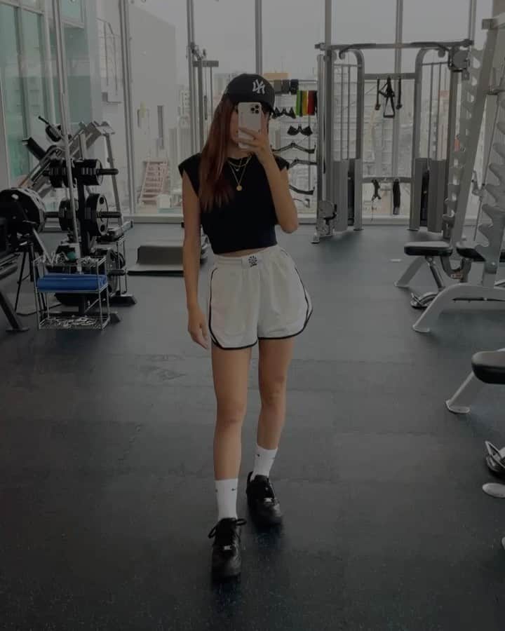 MIWAのインスタグラム：「training 🔥✌🏽 ㅤㅤㅤㅤㅤㅤㅤㅤㅤㅤㅤㅤㅤ  ㅤㅤㅤㅤㅤㅤㅤㅤㅤㅤㅤㅤㅤ  週1.2で通ってるジム🔥 ㅤㅤㅤㅤㅤㅤㅤㅤㅤㅤㅤㅤㅤ  引き締まってるって最近また 言われるようになって嬉しい🤭♡ 上半身、下半身交互でいつも メニュー変えてもらってるよ✌🏽  ㅤㅤㅤㅤㅤㅤㅤㅤㅤㅤㅤㅤㅤ 食生活は自由だけど飲み物は基本水！ お風呂上がりのマッサージは日課🪄 ㅤㅤㅤㅤㅤㅤㅤㅤㅤㅤㅤㅤㅤ  #トレーニング#トレーニング女子  #トレーニングウェア#nike#キャップ女子#ジム#ジム女子#ダイエット#ヒップアップ#nikeshoes#spacegym#筋トレ」