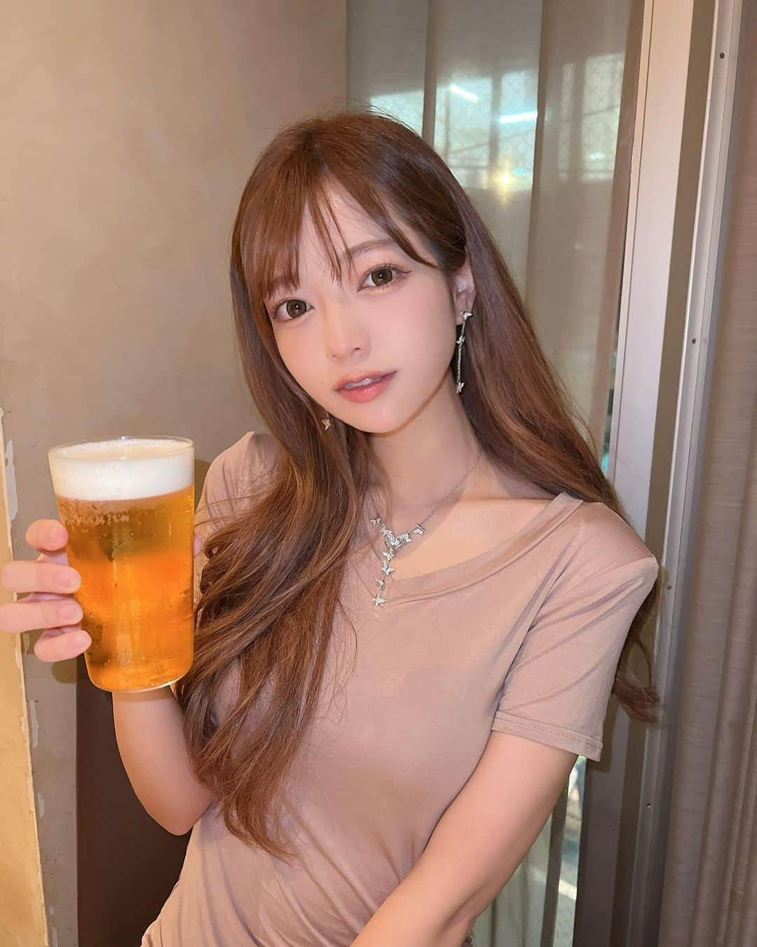 八千恵(やっちん)のインスタグラム：「またビールとツーショット👭 . ここのプレモル 過去一番美味しいプレモルだった🤍 . . #ビール #イタリアン #心斎橋イタリアン #心斎橋ディナー #シルバーアクセ #スワロフスキー #swarovski」