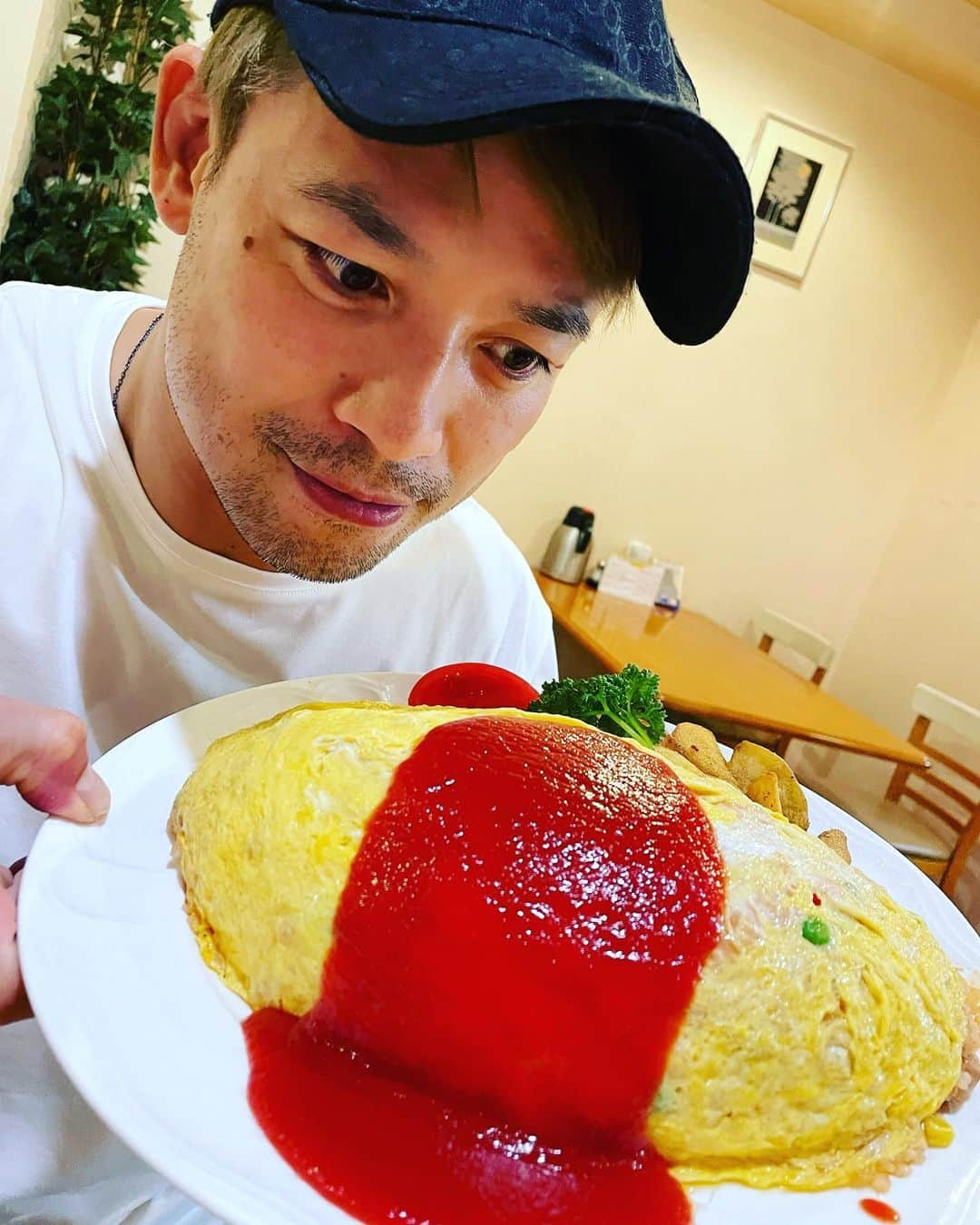 潮崎豪のインスタグラム：「. 特大オムライスを食しました🍅  チキンソテーも食べたけどな。  #自由亭 #オムライス #チキンのガーリックオイルソース #wrestleUNIVERSE #noah_ghc」