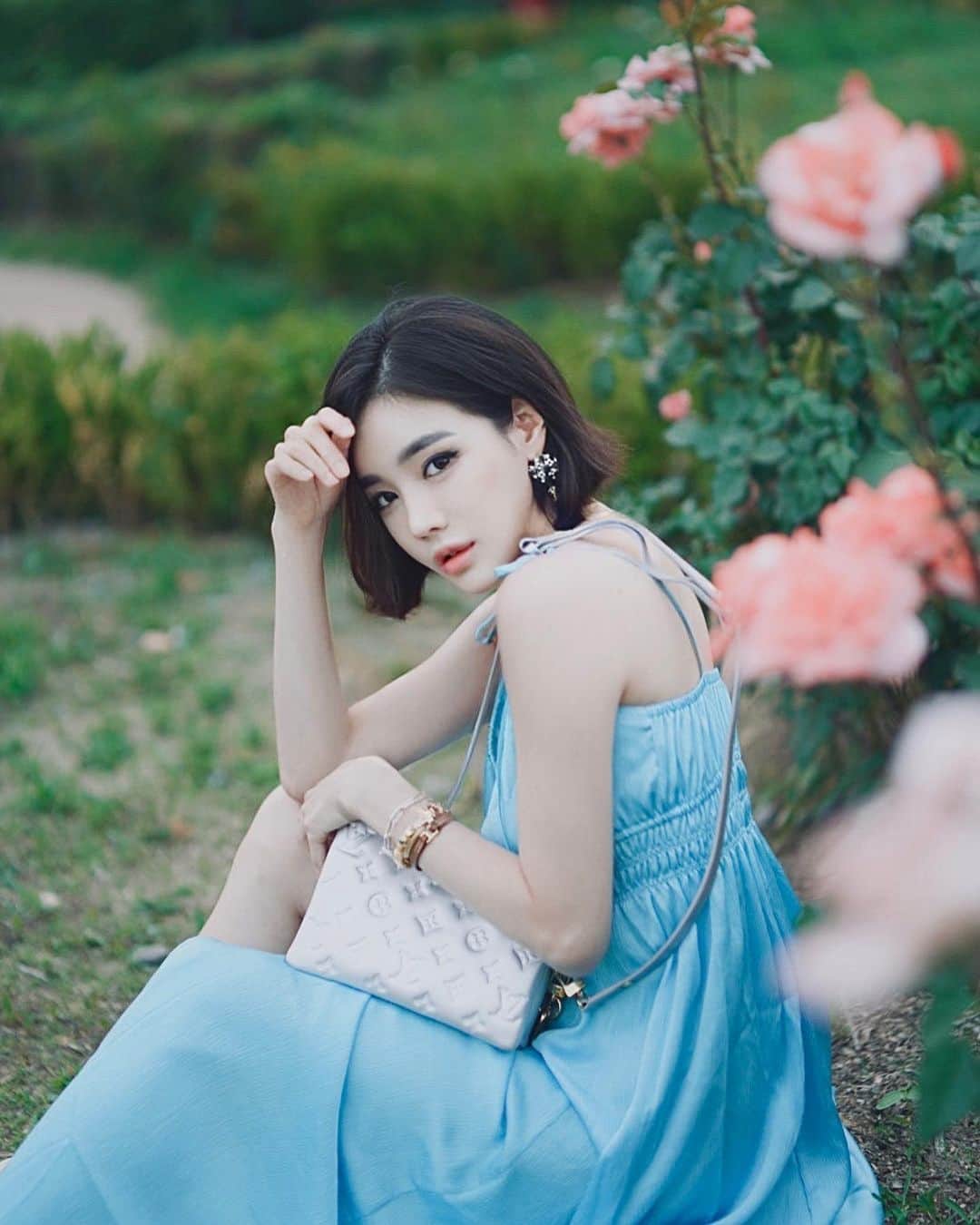 Han Ga Eunのインスタグラム：「장미의계절에 예쁜 팔찌차고 나들이  #드바스크」