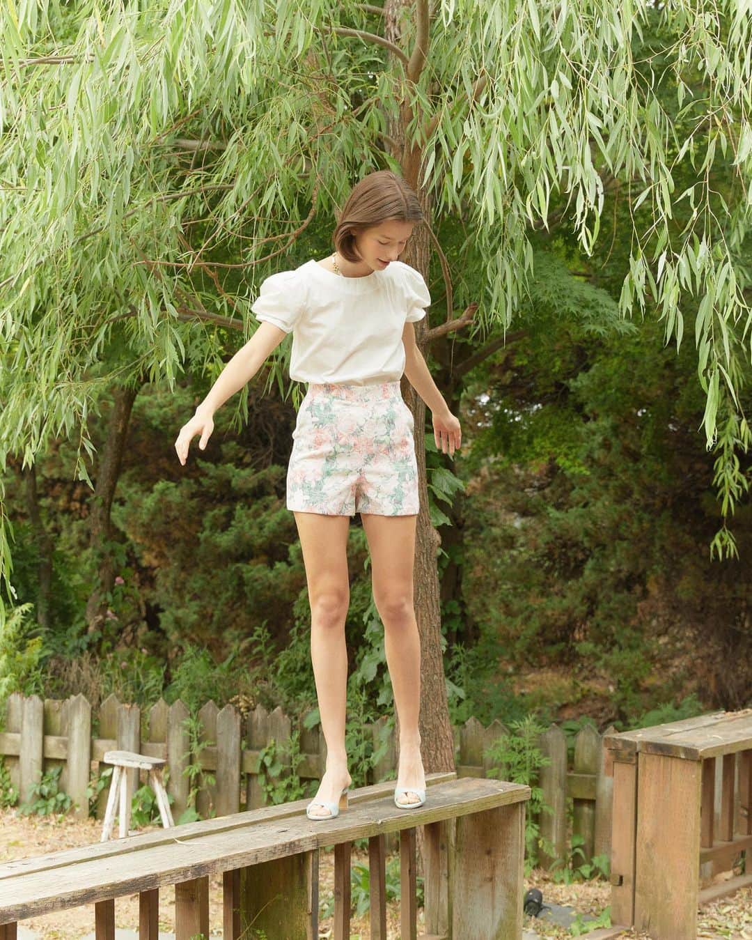 パク・ミンジのインスタグラム：「midinette 22 summer collection  미디네뜨의 여름이 곧 시작됩니다 🌸😊💖✨🍑 그동안 미디네뜨를 제 스타일대로 풀어나가면서 즐겁게 만들려고 했던 것 같아요. 이번 썸머 시즌을 시작으로 미디네뜨만의 무드를 더 잘 보여드리고 싶어요!  가끔은 브랜드 색이 너무 강한가 싶어서 클래식하고 베이직한 것도 고민도 해봤지만 누가뭐래도 미디네뜨는 프렌치와 페미닌 그리고 러블리인가 봅니다.  조금은 지겹더라도 오피셜과 제 계정의 피드들을 지켜봐주세요 🥰  /midinette.kr」