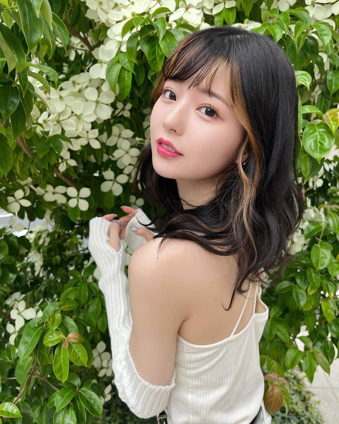 sarimaru(国木田さりまる)のインスタグラム：「今日のメイクナチュラルなのに激盛れで嬉しい…🥹💭 シャドウだけのアイライン良いな まつ毛もマツパかけたみたいに綺麗に仕上げてくれました🥲🫧 ・ ・ ・ ・ ・  #instagood #poseinspo #Japanesegirl #Japan #asiangirls #ulzzangstyle #asianfashion #uzzlang #poseinspo #explore #sitemodels #feedwear #makeup #followme#picoftheday#selfie #aesthetic #instalike #被写体　#ミディアム　#ミディアムヘア　#アパレル　#広告モデル　#撮影依頼受付中　#作品撮り　#メイク　#いいね返します」