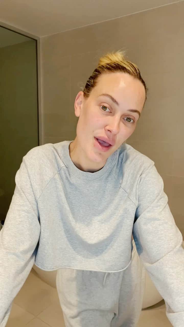 Peta Murgatroydのインスタグラム：「My first night of IVF treatment 🙏🏻  Taking you guys on this journey with me for baby no: 2 is actually kinda special and incredible. I love sharing stuff with you all, and well….this is me being as transparent as possible.   Let’s normalize the conversations surrounding miscarriages and IVF and create an environment that is more comfortable for all women ❤️  Thank you @drmarksurrey @scrcivf for making this possible for my family XO」