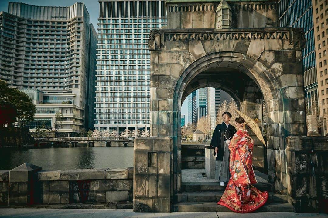 Photopla+（ フォトプラ ）さんのインスタグラム写真 - (Photopla+（ フォトプラ ）Instagram)「和装での東京駅周遊ロケは ドラマチックさに合わせ、ドレスにはない奥ゆかしさを演出します。  Webから撮影予約ができます！ @photopla_wedding  _________________________ @photopla_wedding をフォローして 『#フォトプラ花嫁』『#フォトプラ 』 のハッシュタグをつけて お写真の投稿をしてみてください♪ 公式IGで取り上げさせていただきます！ . #photopla #スタジオフォトパーク #studiophotopark  #フォトウエディング #wedding #weddingphotography  #ウエディングフォト#ウエディング #撮影指示書#スタジオフォト #前撮り#後撮り#結婚写真 #結婚準備#写真好きな人と繋かりたい  #プレ花嫁#ウエディング前撮り #結婚式準備#韓国フォト #韓国ウエディングフォト #2022春婚プレ花嫁 #2022秋婚プレ花嫁  #2023春婚プレ花嫁 #2023秋婚プレ花嫁  #和装前撮りポーズ #和装前撮りヘア  #和装前撮りアイテム #和装前撮りロケーション」6月23日 7時19分 - photopla_wedding