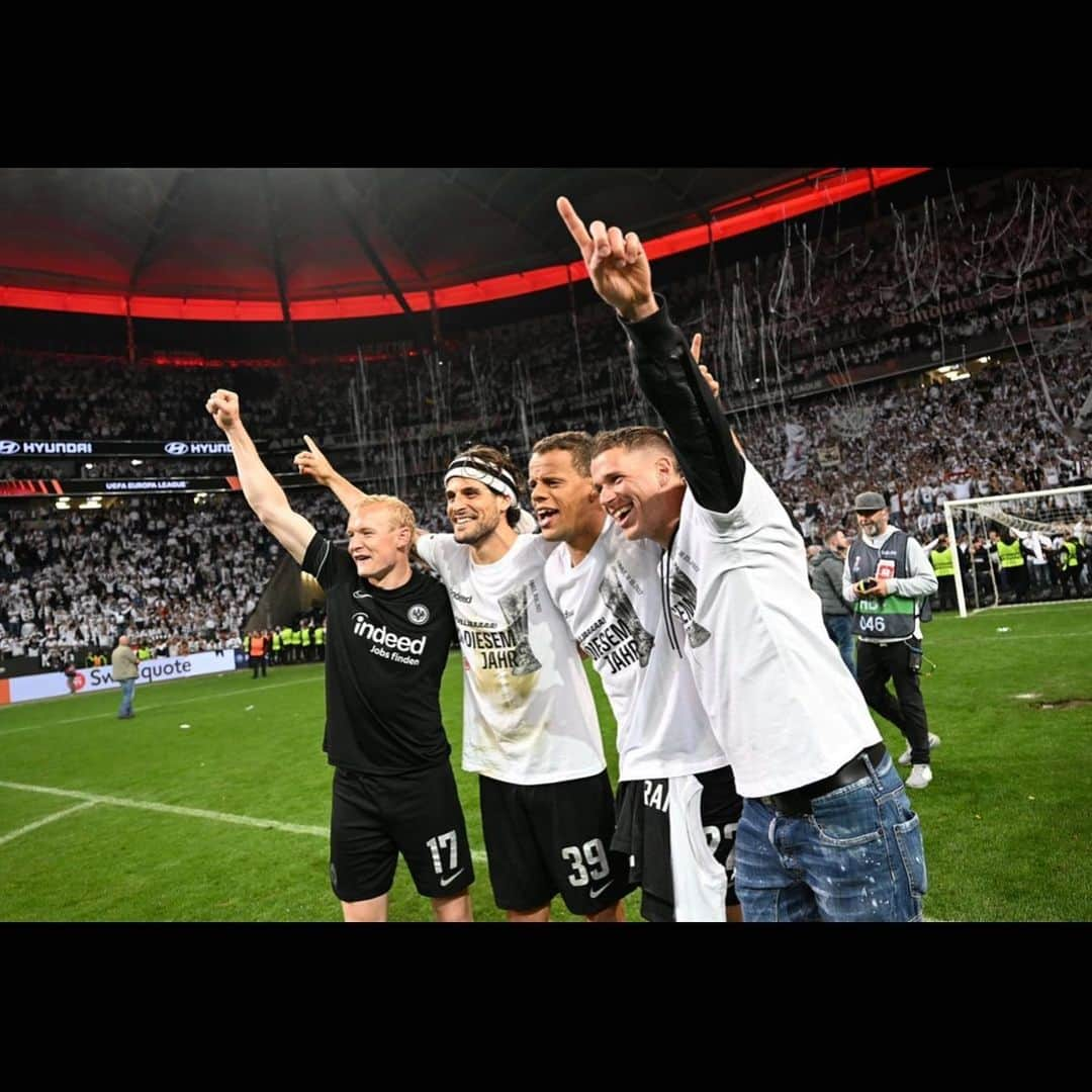 エリック・ドゥルムのインスタグラム：「Hallo liebe Fans, Hallo liebe Eintracht Familie,  Für mich geht heute eine sehr emotionale Reise zu Ende. Ich bin sehr dankbar für diese Zeit und die unvergesslichen Momente die wir gemeinsam erleben durften. Die Nacht in Sevilla und die Europa League Nächte werde ich mein Leben lang nicht vergessen und ich bin sehr dankbar und stolz das ich ein Teil davon sein durfte ! Danke für euren unglaublichen Support die letzten 3 Jahre!!! Ich wünsche der Eintracht für die Zukunft nur das beste und hoffe das ihr auch die Champions League rocken werdet!!!  Erik」