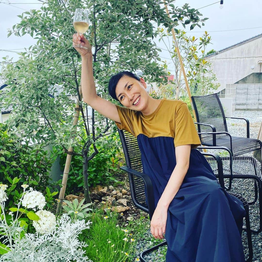 板谷由夏 さんのインスタグラム写真 - (板谷由夏 Instagram)「47歳になりました。 色々ありますが、色々でいいや。色々がいい。健康に気をつけて 美味しいもん食べて、美味い酒呑んで なるだけ朗らかに 生きたいです！」6月22日 22時39分 - yukaitaya