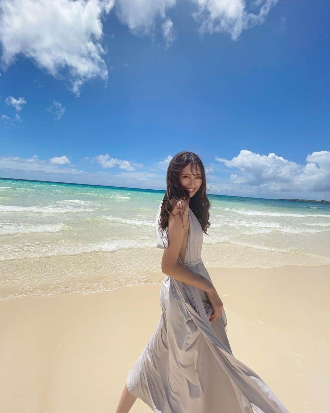 宮内理沙のインスタグラム：「【ご報告】昨年から芸能のお仕事とは別に海外の環境事業に携わるようになりました🌍 そういう理由もあり別事業ですが今回のハワイの環境・観光業の企画にも参加させていただきました🎀  より便利な世の中になってきた一方で、地球温暖化や資源不足が加速しているという情報や生まれた環境が違うだけで私たちが当たり前のように生活しているような環境で生活することができない方が多いという現状も日々耳にしますが、正直自分が何をするべきか、どう動けば良いのか分からず実際には行動できずにいました。 昨年事務所を辞める少し前に今後の自分の人生や今までずっと気にはなっていたけれどできなかった事について深く考えるようになったタイミングで運良くこの海外の環境事業に出会うことができました。 人生一度きりなので自分が気になっていることや世の中の為になる事をしていきたいという思いが日に日に大きくなり思い切ってこの世界に飛び込んでみました😊  この事業では環境問題だけでなくその地域に住む方達の雇用問題や地域活性化などにも繋がっていて、そこに自分が参加して少しでも役立てていることが本当に嬉しく思います🙏 まだまだ知らない事も沢山あるので勉強しながら自分ができる事を一つずつしていき、発信することで一人でも多くの方の心に響くものがあれば嬉しいです☺️  今はまだ詳細をお話しすることはできないのと時間はかかってしまうと思いますが、今後自分のSNSを通して発信していきたいと思います！  #🌍❤️」
