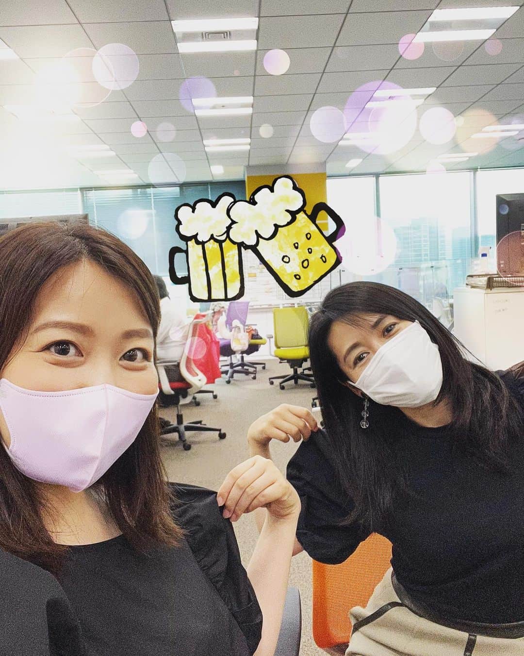 須黒清華のインスタグラム：「久しぶりに会えた水原恵理さん @erimizuhara と私服被り💕 姉さんとお酒なしで写真を撮るのは何だか久しぶり！ ということで、真ん中にビール🍺スタンプ入れておきました！笑 またみんなで楽しく飲めますように🍀 #テレビ東京アナウンス部 #私服 #私服被り」