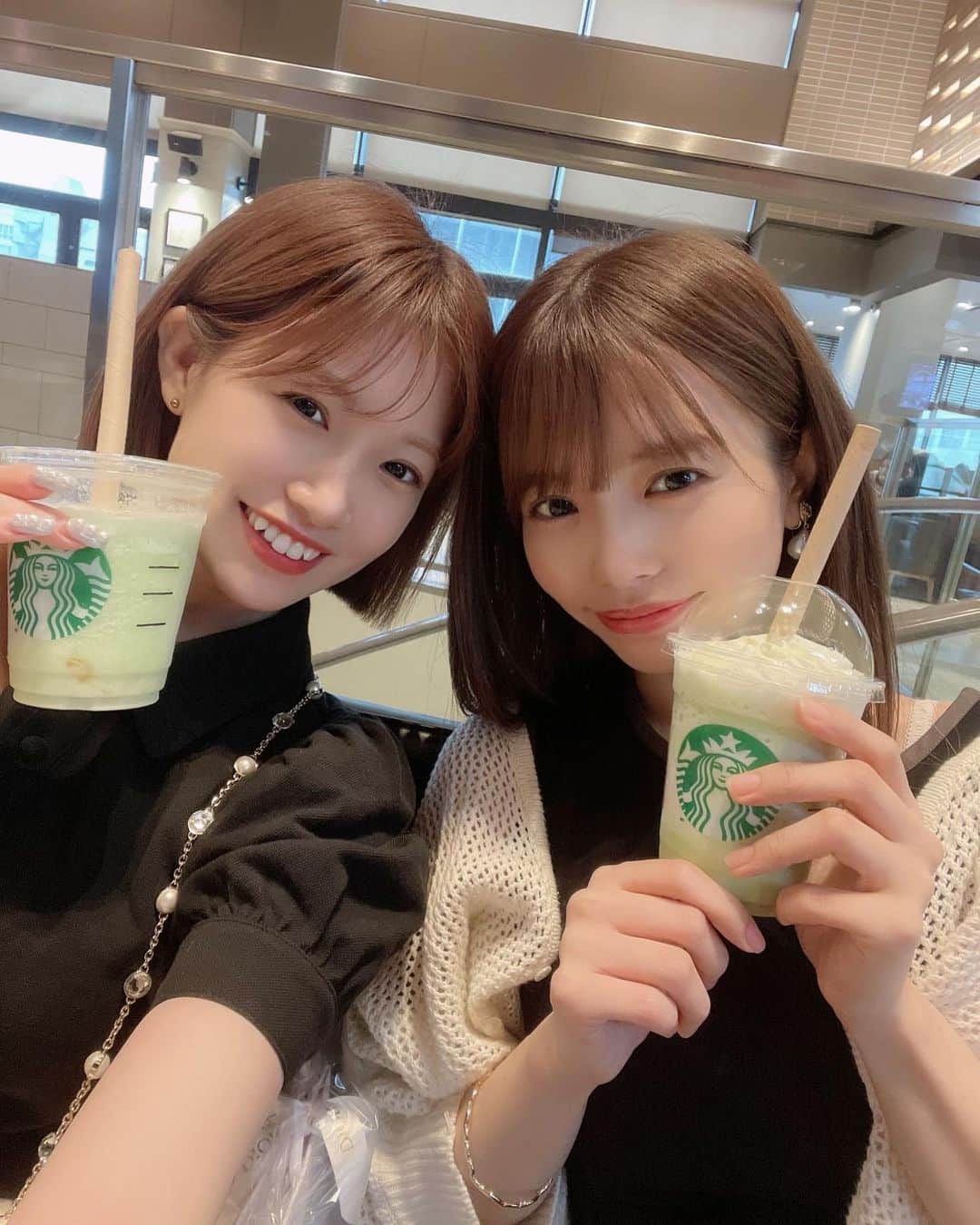 のインスタグラム：「🫧 ⁡ 本日6/22は、15th single『ビーサンはなぜなくなるのか？』発売日です✨ そして、オリコンデイリーシングルチャート1位を獲得させていただきました！ いつも応援してくださる皆様、CDを手に取ってくださった皆様、本当にありがとうございます☺︎ ⁡ 表題曲はHKT48らしい明るくて疾走感溢れる夏曲 🩴 ⁡ そして、私は今回タイプAに収録されるカップリング曲『向日葵の水彩画』の歌唱メンバーに選んでいただきました🌻 あの頃の夏の青春を思い出せるような、切ないけど前向きな楽曲です。そして今回、初めてセンターを務めることになりました。 ⁡ 思い返せば、2013年の夏、グループで初めていただいた夏曲は2nd single『メロンジュース』でした🍈 ⁡ 真夏のドームツアー初日の福岡ヤフオク！ドーム公演で、同期の2人がWセンターを務めることを発表されたことを今でも覚えています…！ ⁡ 先日、福岡で美桜と会った時に、 一緒に飲んだ #スタバのメロン 🍈 ⁡ 通学路の出会いを歌っていた中高生の私たちも、すっかり大人になりました〜🥰笑 ⁡ 今年の夏も最高の夏になりますように…☀️ 改めて、15枚目もよろしくお願いいたします☺︎ ⁡ ⁡ #HKT48 #HKTビーサン #メロンジュース #向日葵の水彩画」