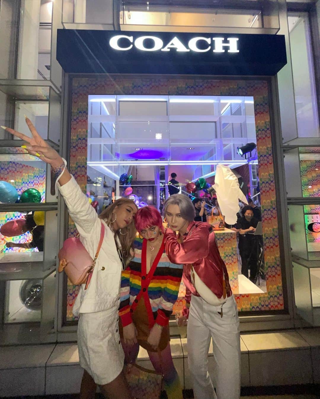 ちゃんみなのインスタグラム：「❤️🧡💛💚💙💜 #CoachJapan  #CoachNY  "Go All Out For Pride"」