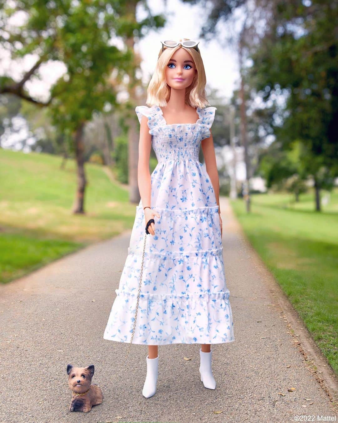 バービーさんのインスタグラム写真 - (バービーInstagram)「It's always a walk in the park with Miss Honey. 🐶 #barbie #barbiestyle」6月23日 0時04分 - barbiestyle