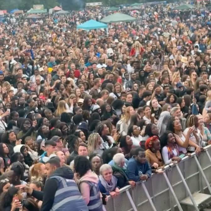 Fuse ODGのインスタグラム：「Liverpool was soooo lit wow! Let’s do it again haha! Here’s a snippet of the shutdown… I don’t wanna see NO DAYLIGHT naah 🎉💫…if you’ve never come to my show…just know it’s energy upon energy! big up @compozers for holding it down as usual! My blooda @jeff_lon was on point too 💥💥💥💥  #AfricaOye #NoDaylight」