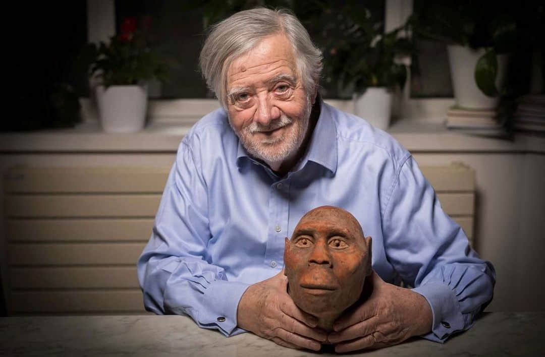 ニコラ・サルコジのインスタグラム：「Yves Coppens a été guidé tout au long de sa vie par sa passion de comprendre le mystère de l’épopée humaine. Il était un immense scientifique reconnu bien au-delà de nos frontières qui a toujours exprimé la volonté du partage de ses connaissances. Il arrivait à être tout à la fois un savant exceptionnel et un vulgarisateur hors pair. C’était un homme généreux, humble, aussi passionnant que passionné. Carla et moi pensons à sa famille avec émotion et affection. NS」