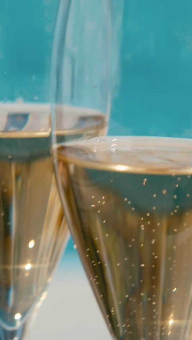 Moët & Chandon Officialのインスタグラム：「Even if your friend is not the “birthday party” type, here’s to kicking off a new year with a bright surprise and a toast with Moët Impérial.   #ToastWithMoet #MoetImperial #MoetChandon  This material is not intended to be viewed by persons under the legal alcohol drinking age or in countries with restrictions on advertising on alcoholic beverages. ENJOY MOËT RESPONSIBLY.」