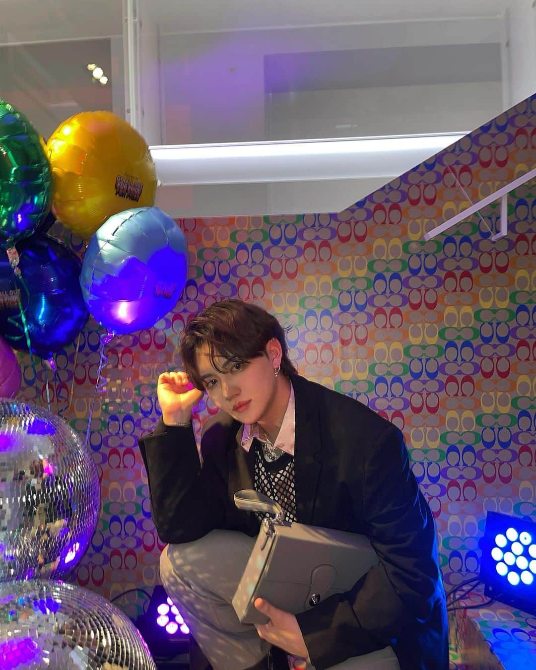 やっぴのインスタグラム：「@coach のパーティーに 参加してきました🌃  今回のテーマが、 COACH “GO ALL OUT FOR PRIDE”」 だったんだけど、イベント会場そのものが ファッションやメイクで自分らしさを 表現できる素敵な空間でした✨  トークコンテンツがコーチの公式サイトで 発信されているのでぜひ検索してみてください🥺💖  #CoachNY #CoachJapan  #コーチプライド #PR」