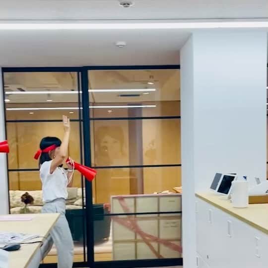 ボーダーズ アット バルコニーのインスタグラム：「なんでも全力投球がモットー📣📣。  はじめてのセールイベントにむけて、準備してます！」
